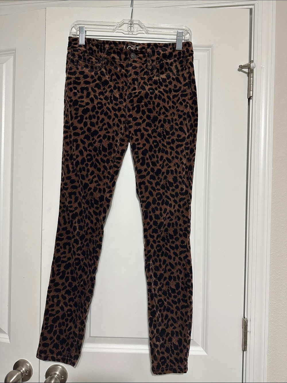 Sz 2P Loft super-skinny. leopard print pants feature soft velvet texture midrise